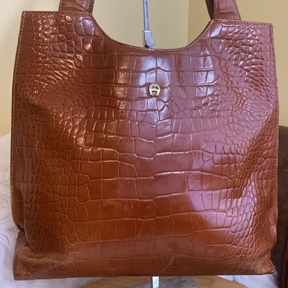 Etienne Aigner | Vintage Croc Embossed Cowhide Leather Satin Lined Shoulder Bag - Picture 5 of 17
